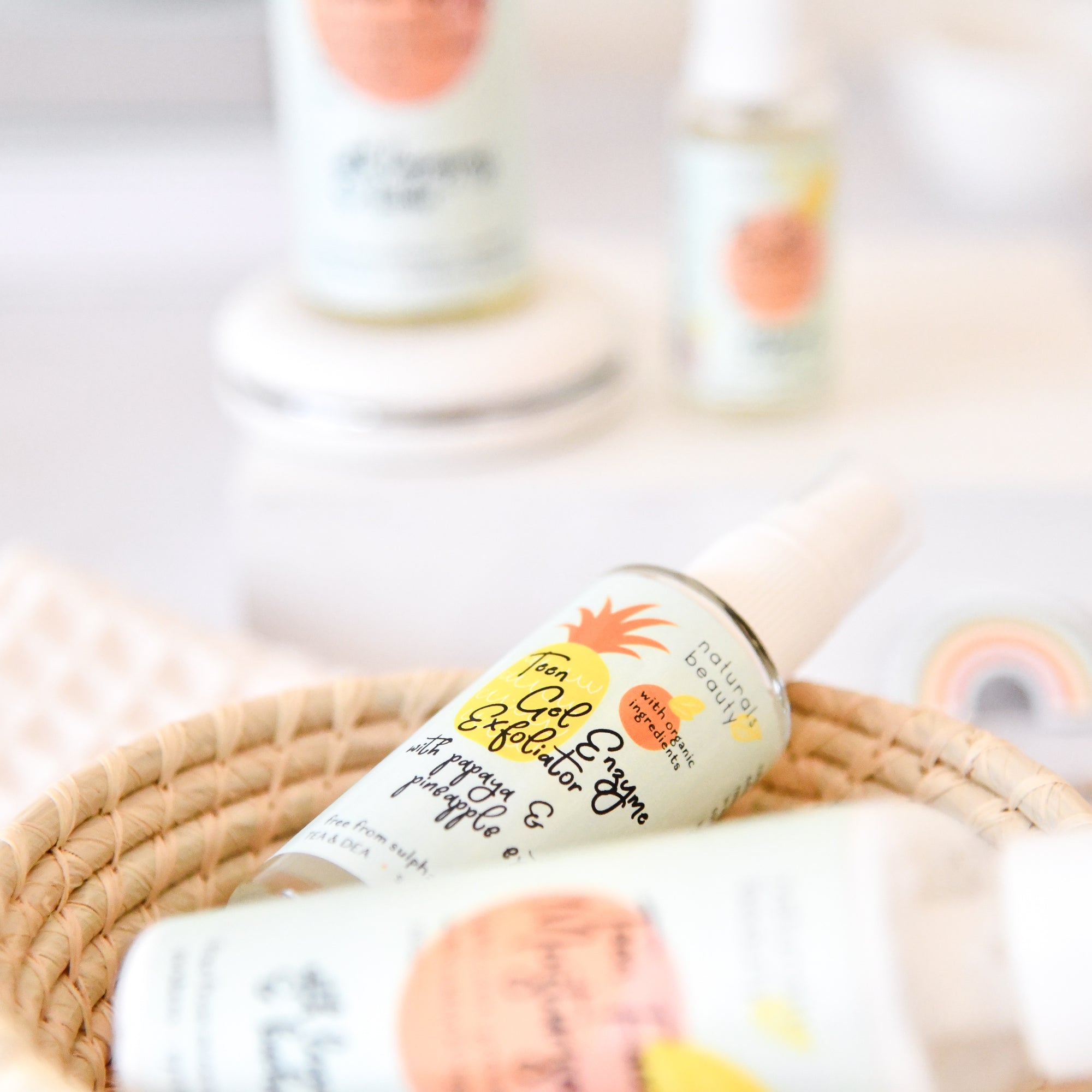 specially formulated with two powerful proteolytic enzymes, Papain from Papaya Extract and Bromelain from Pineapple Extract, that gently remove impurities and exfoliate your skin, leaving it smooth, radiant, and even-toned.