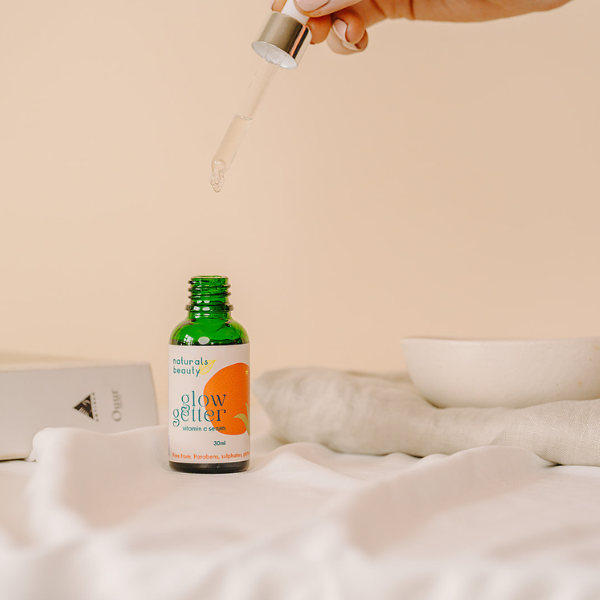 Special blend of Vitamin C, superfruit extracts, Goji berry, Bilberry, Acai berry, aloe & hyaluronic acid will smooth out fine lines and wrinkles