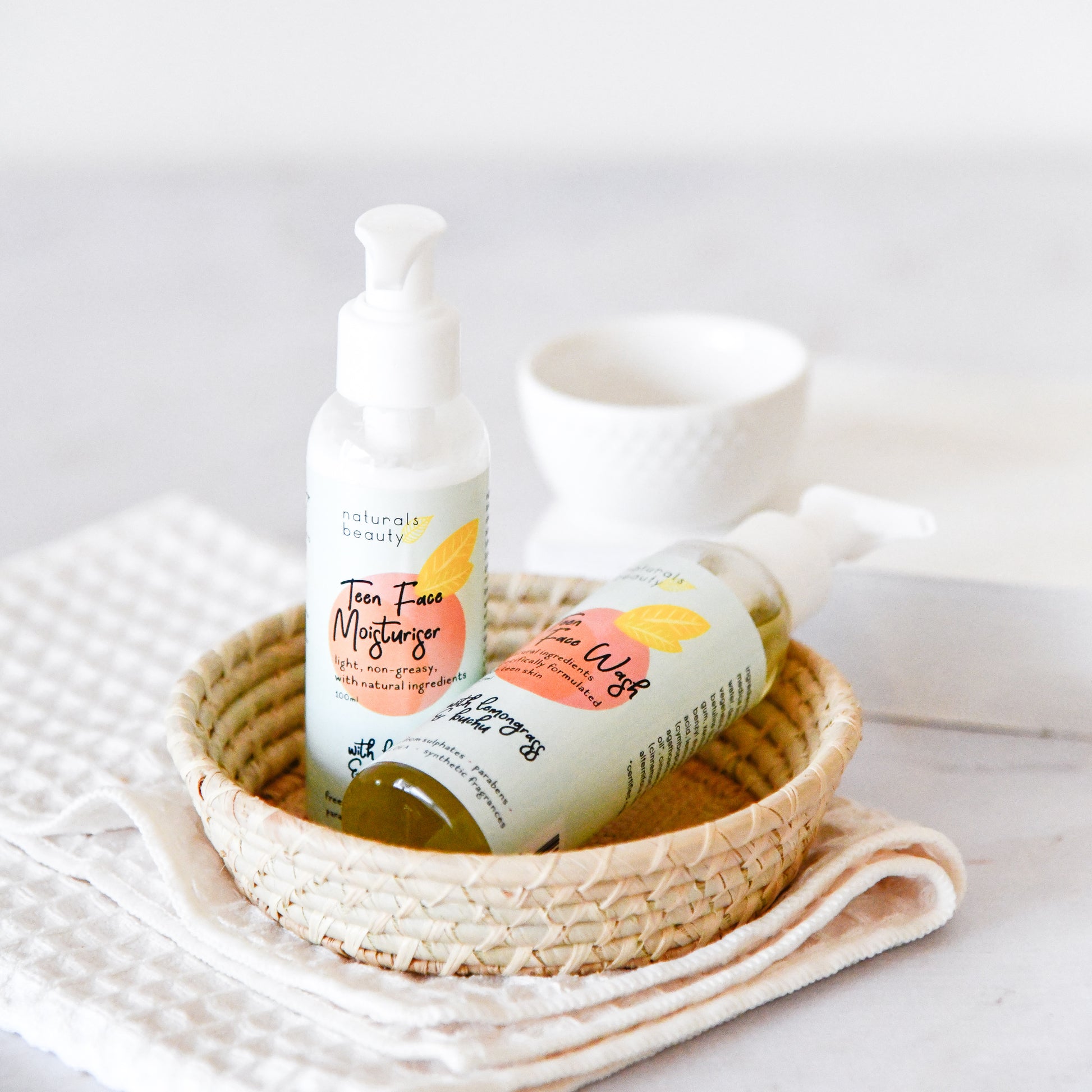  teen face moisturizer is specially formulated with natural ingredients that are gentle yet effective, making it suitable for daily use. 